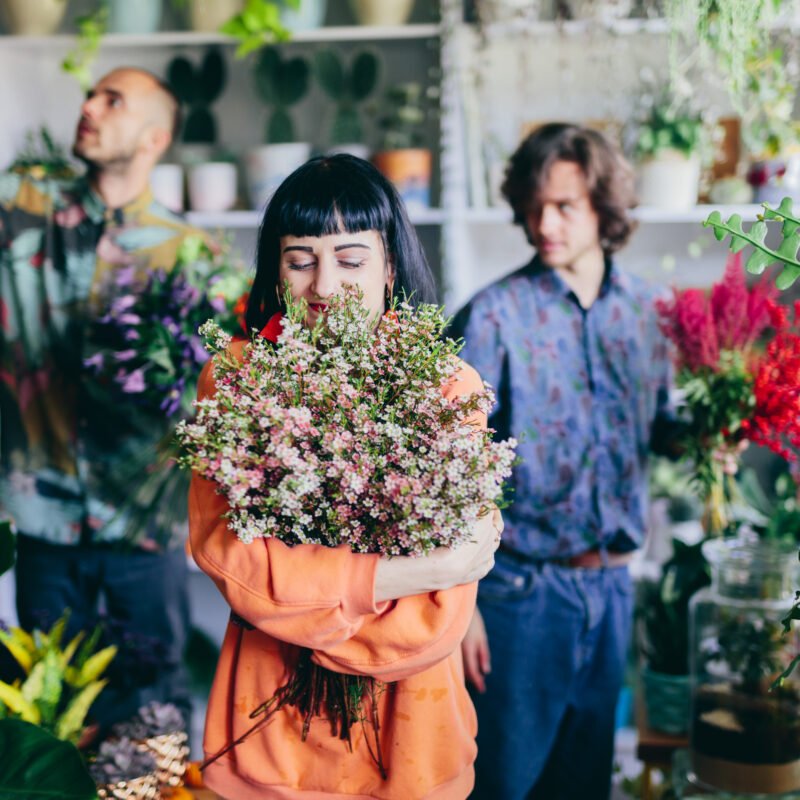 El Día Internacional de la Mujer se celebra cada 8 de marzo, y una de las mejores maneras de honrar este día es regalando flores para el Día de la Mujer, un gesto lleno de significado.