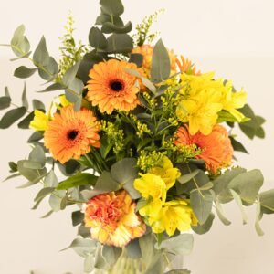 Ramo Sol de Alicante: flores naranjas y amarillas con gerberas, alstroemerias y eucalipto. Un detalle alegre y lleno de energía positiva. Envío en Alicante.