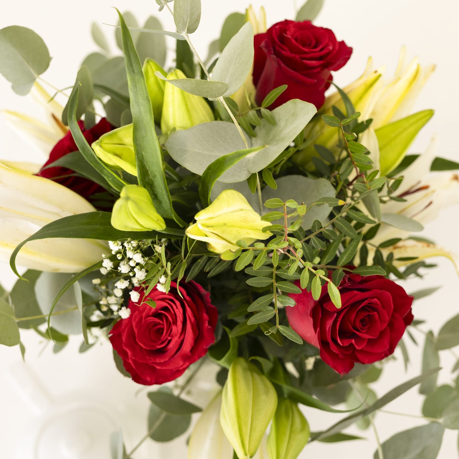 Ramo Adriana con rosas rojas, lilium oriental, paniculata y eucalipto
