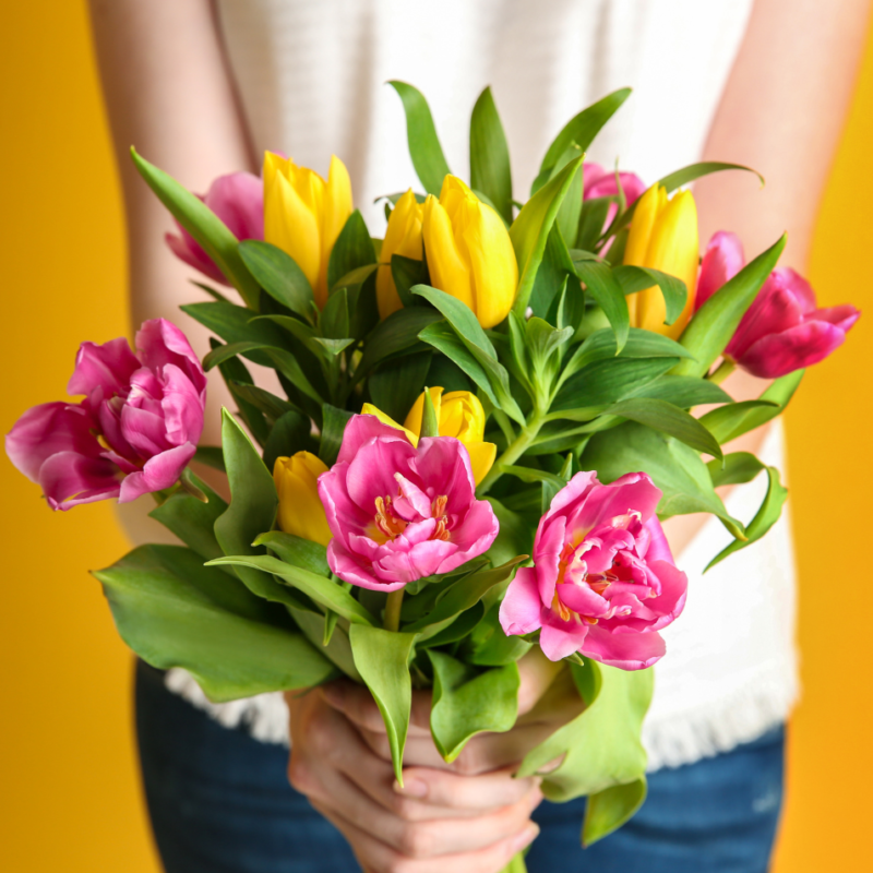 Tu floristería en Alicante con entrega a domicilio el mismo día. Ramos, plantas, kokedamas y flores para bodas. Encarga ahora.